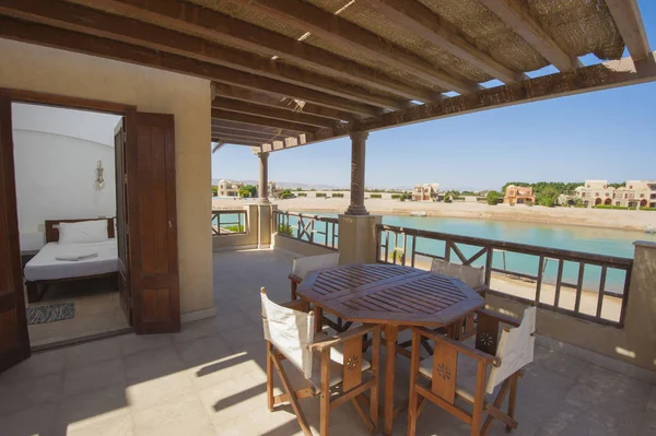 Terrasse balcon de la chambre avec chaises au vill de luxe tropical — Photo