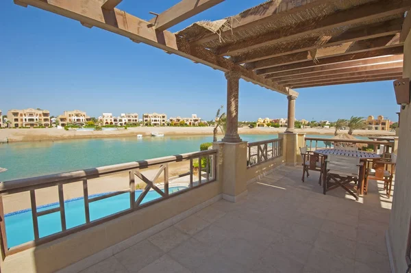 Terraza balcón con sillas y mesa en el apartamento tropical de lujo —  Fotos de Stock