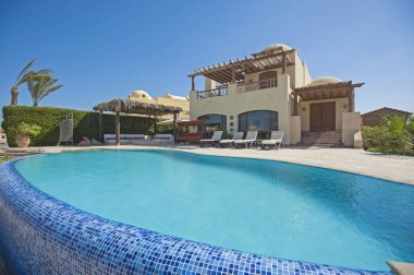 Yüzme havuzunda lüks tropikal tatil villa Resort