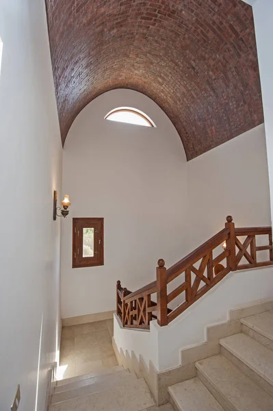 Marble staircase in luxury villa home with wooden bannister — Stock Photo, Image