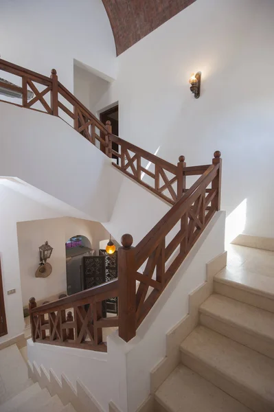 Marble staircase in luxury villa home with wooden bannister — Stock Photo, Image