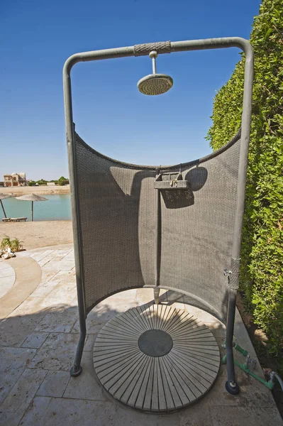 Venkovní sprcha na luxusní vila se soukromým bazénem — Stock fotografie