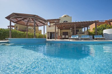 Yüzme havuzunda lüks tropikal tatil villa Resort
