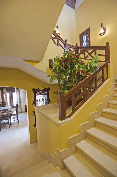 Marmurowe schody w luksusowej willi domu z drewnianym bannister — Zdjęcie stockowe
