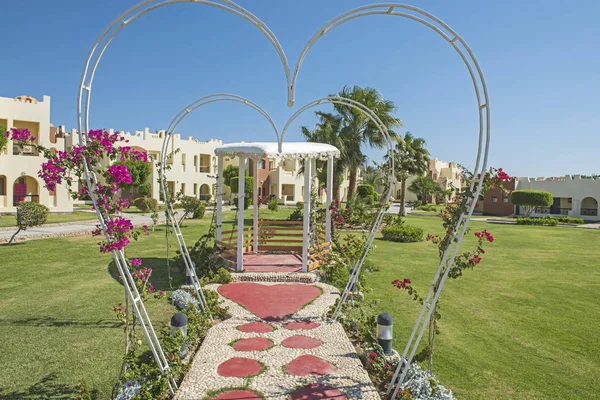 Jardines en terrenos de un complejo hotelero tropical con romántico pago —  Fotos de Stock