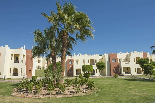 Jardins dans le parc d'un hôtel tropical — Photo