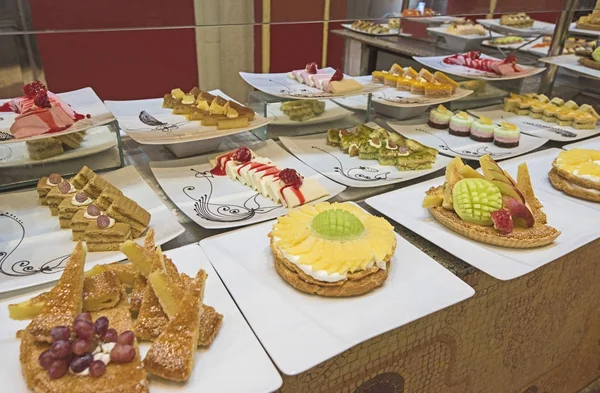 Urval av desserter på displayen på en restaurang buffé — Stockfoto
