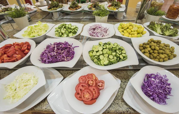 Odpicowania Sałatka jedzenie w restauracji w formie bufetu — Zdjęcie stockowe