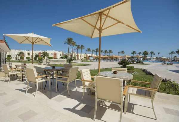 Outdoor terrace area with tables in a tropical hotel resort — Stok fotoğraf