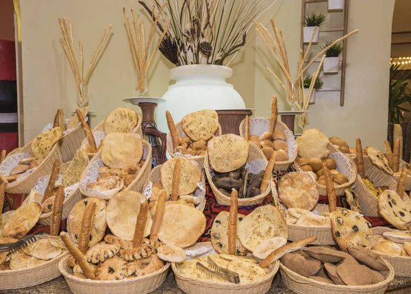 Utsmyckade bröd visar på en restaurang buffé — Stockfoto