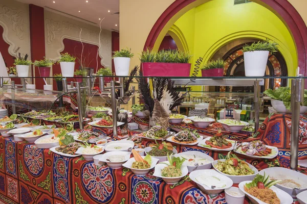 Seleção de comida de salada em um buffet de restaurante — Fotografia de Stock