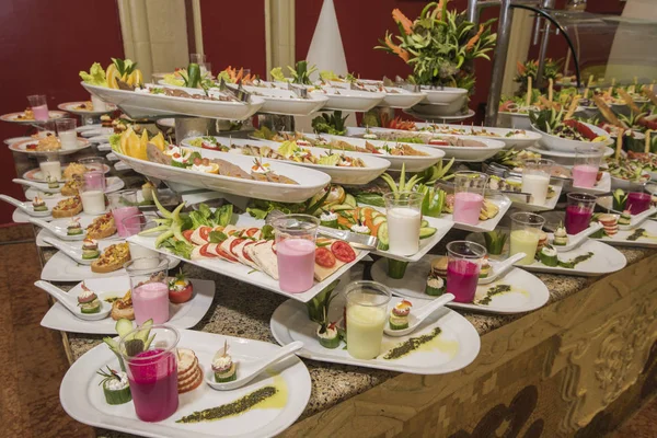 Auswahl an Salatgerichten am Buffet im Restaurant — Stockfoto