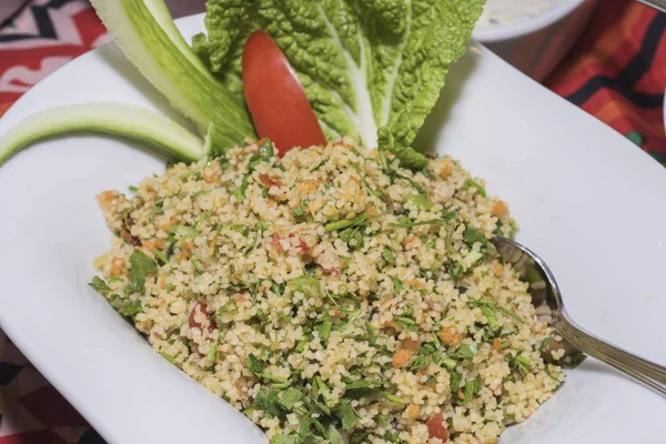 Selección de comida para ensaladas de cuscús en un restaurante buffet — Foto de Stock