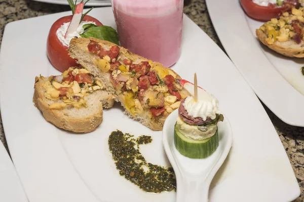 Odpicowania jedzenie Sałatka z karty w restauracji w formie bufetu — Zdjęcie stockowe