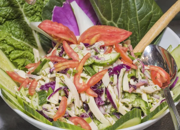 Seleção de comida de salada em um buffet de restaurante — Fotografia de Stock