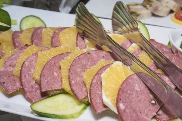 选择冷鲜肉沙拉食品在餐厅自助餐 — 图库照片