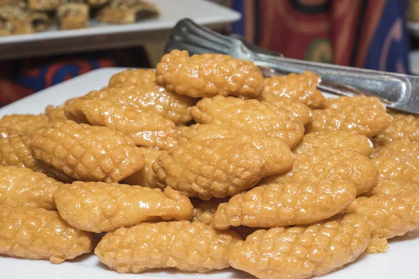 Keukenspullen voor zoete Oosterse gebakjes bij een buffet restaurant — Stockfoto