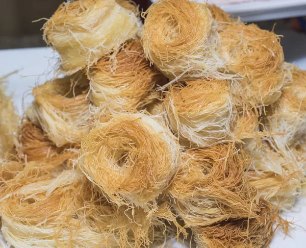 Auswahl an süßen orientalischen Baklava-Dessert im Restaurant — Stockfoto