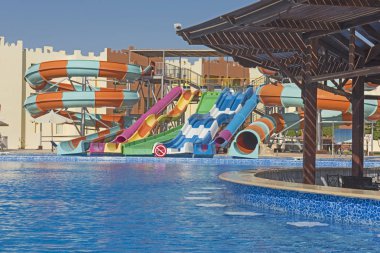 Yüzme Havuzu ve bar bir lüks tropikal otel tatil