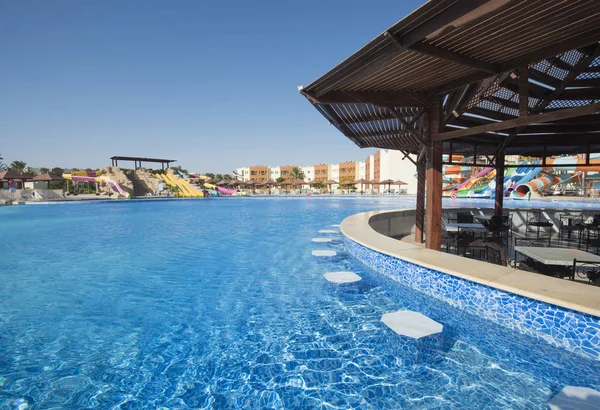 Piscina con bar in un lussuoso resort tropicale — Foto Stock