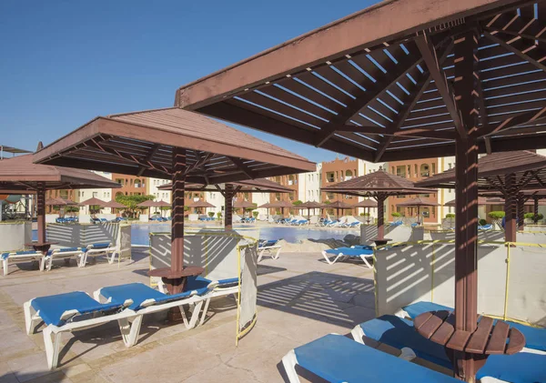 Piscine et chaises longues dans un hôtel tropical de luxe — Photo