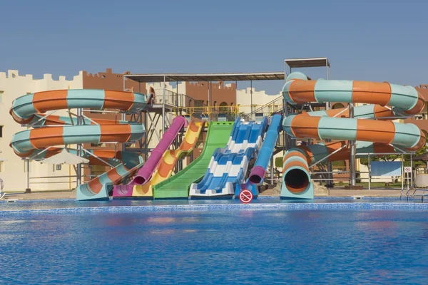 Piscina con toboganes de agua en un resor de hotel tropical de lujo — Foto de Stock