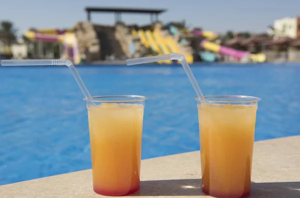 Bebidas de cóctel junto a una piscina — Foto de Stock