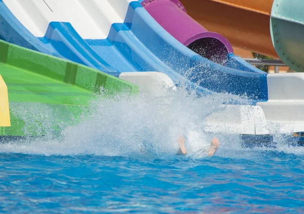 Stänk av vatten från person i poolen — Stockfoto