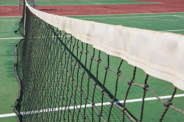 Primer plano de pista de tenis de arcilla al aire libre con red —  Fotos de Stock