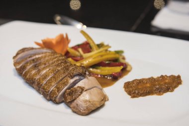 Çince yemek köri soslu dana biftek