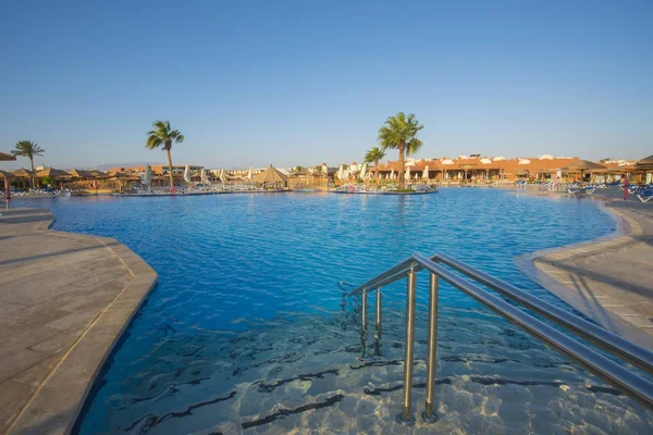 豪华热带酒店度假村的大型游泳池 — 图库照片