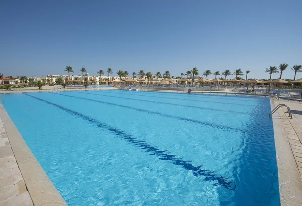 Grande piscine sportive dans un complexe hôtelier tropical de luxe — Photo