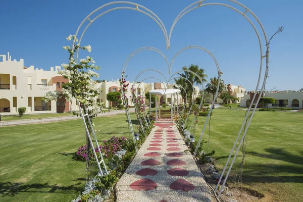 Jardines en terrenos de un complejo hotelero tropical con romántico pago —  Fotos de Stock