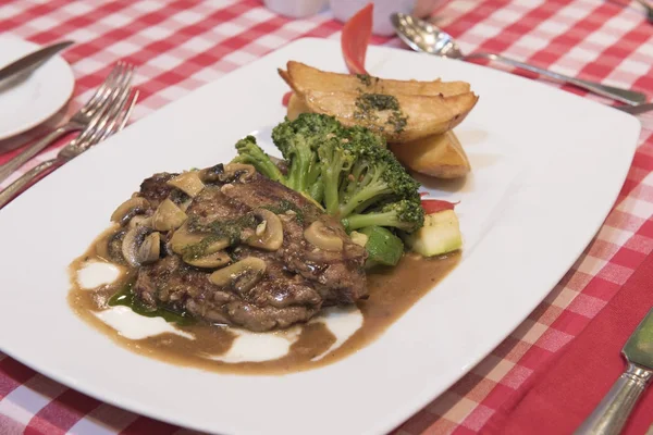 Bife de filé de carne com farinha de molho de cogumelos — Fotografia de Stock