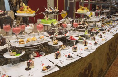 Ekranda bir restoran açık büfe tatlılar yelpazesi