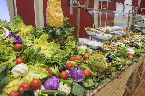 Выбор салатной еды в ресторане "шведский стол" — стоковое фото