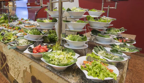 Odpicowania Sałatka jedzenie w restauracji w formie bufetu — Zdjęcie stockowe