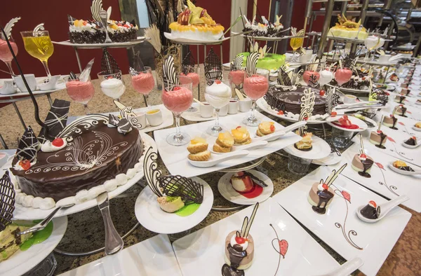 Selezione di dolci in mostra in un buffet di ristoranti — Foto Stock