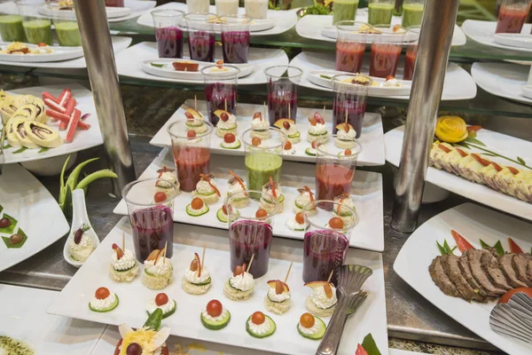 Selezione di insalate al buffet di un ristorante — Foto Stock
