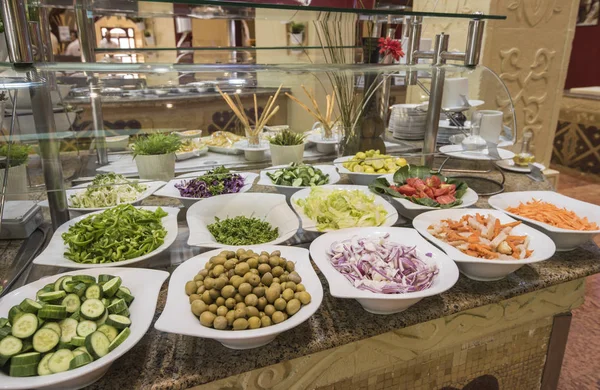 Selction av sallad mat på en restaurang buffé — Stockfoto