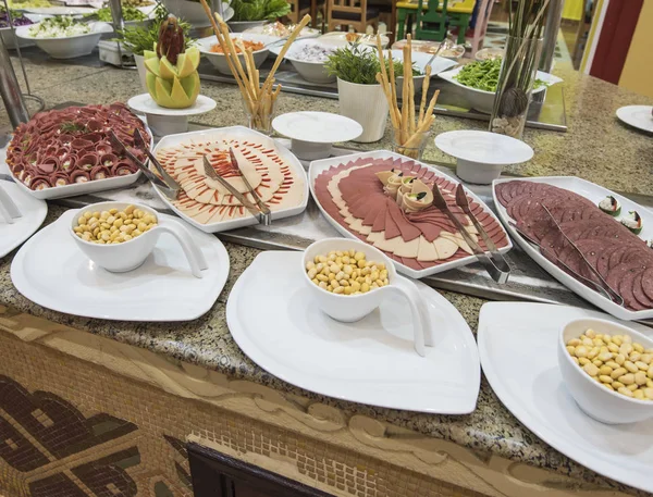 Selektion af koldt kød salat mad på en restaurant buffet - Stock-foto