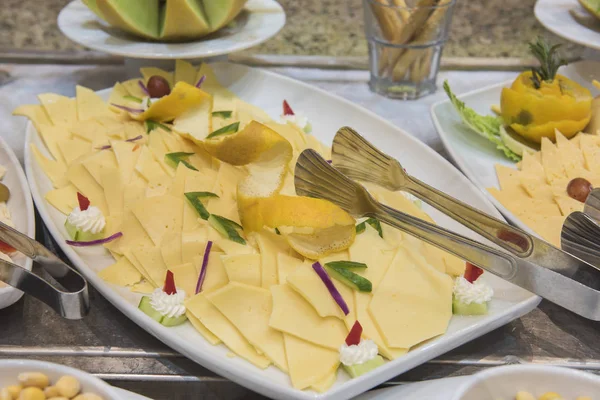 Selction av kall ost sallad mat på en restaurang buffé — Stockfoto