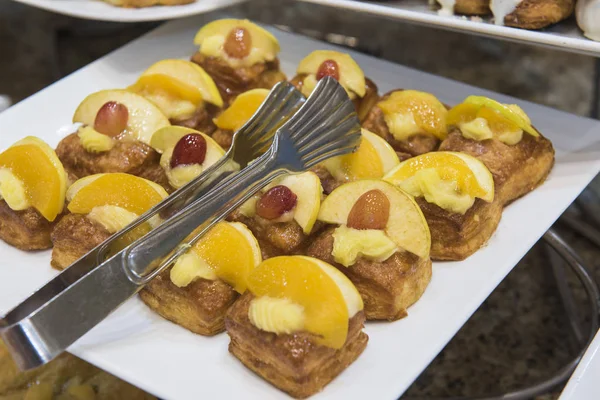 Keukenspullen voor zoete gebakjes op een buffet restaurant — Stockfoto
