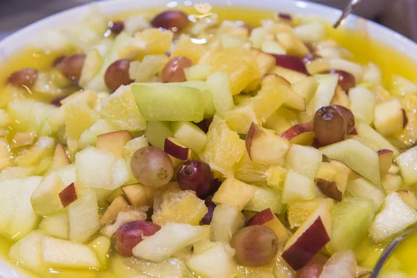 Seleção de comida de salada de frutas em um buffet de restaurante — Fotografia de Stock