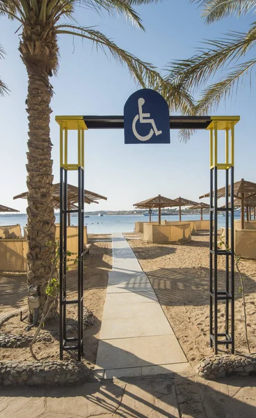 Praia de areia tropical com acesso para deficientes em um resort de hotel — Fotografia de Stock