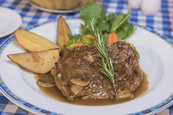 Biefstuk met champignonsaus à la carte maaltijd — Stockfoto