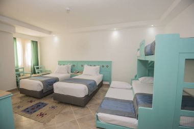Bir otel odasının bir lüks aile odadaki yatak