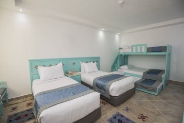 Bir otel odasının bir lüks aile odadaki yatak