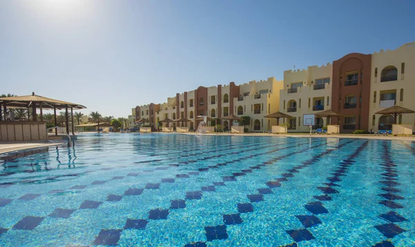 Piscine dans un complexe hôtelier tropical de luxe — Photo