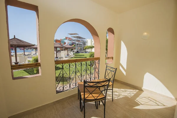 Vista dal balcone della lussuosa camera resort hotel tropicale — Foto Stock